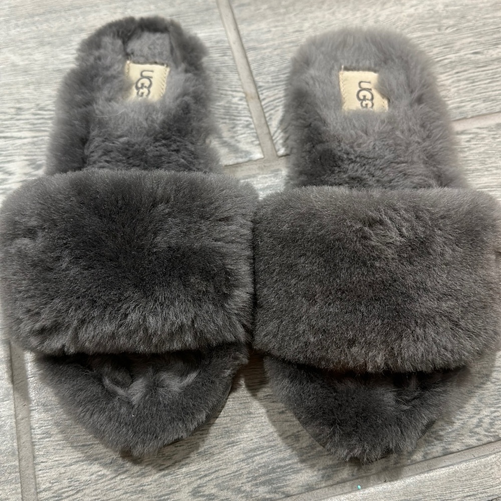 UGG SLIPPERS